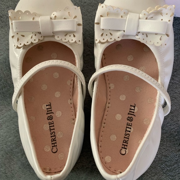 Christie and Jill white toddler girl shoes size 8. New in box, never worn. - Picture 3 of 5